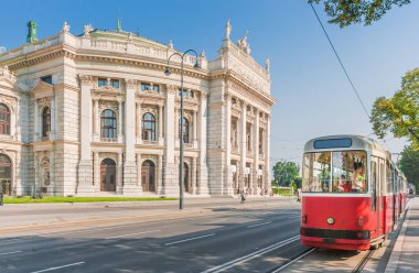 Wiener Burgtheater ile geleneksel tramvay, Viyana, Avusturya