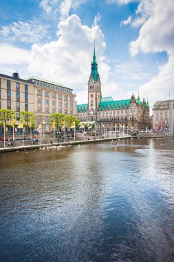 Hamburg şehir merkezi Belediye Binası ve Alster Nehri, Almanya