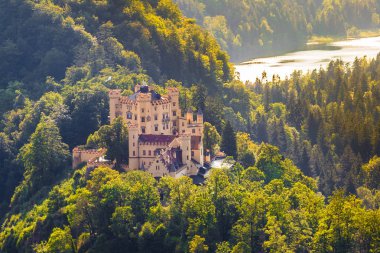 Hohenschwangau Castle adlı günbatımı, Bavyera, Almanya