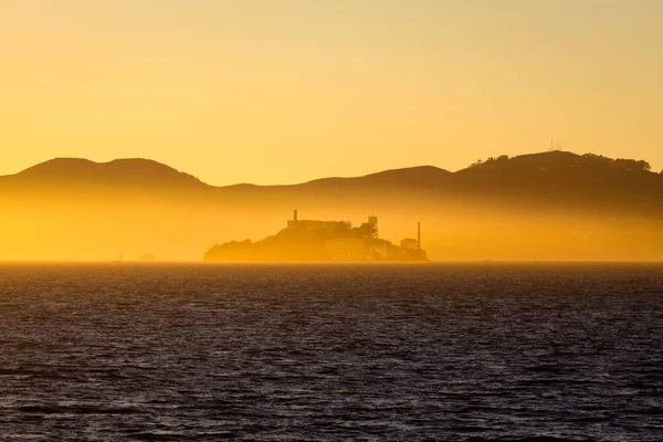 Alcatraz wyspa o zachodzie słońca, San Francisco, California, Stany Zjednoczone Ameryki — Zdjęcie stockowe