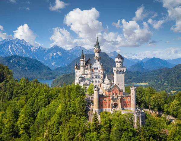 Klasický pohled na zámek Neuschwanstein, Bavorsko, Německo — Stock fotografie