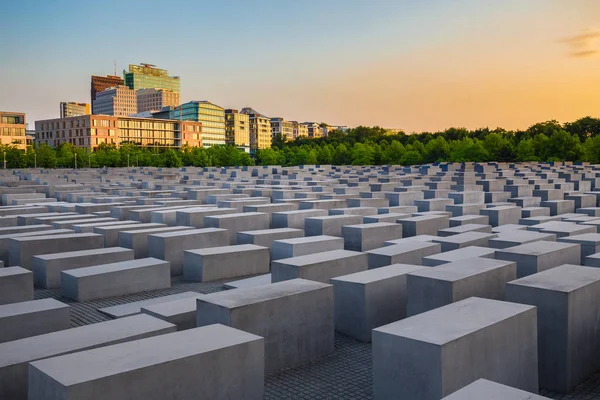 在日落时在柏林，德国的犹太大屠杀纪念馆 — 图库照片