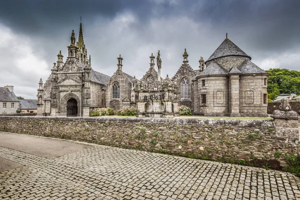 Iglesia parroquial de Saint Miliau, Guimiliau, Bretagne, Francia — Foto de Stock