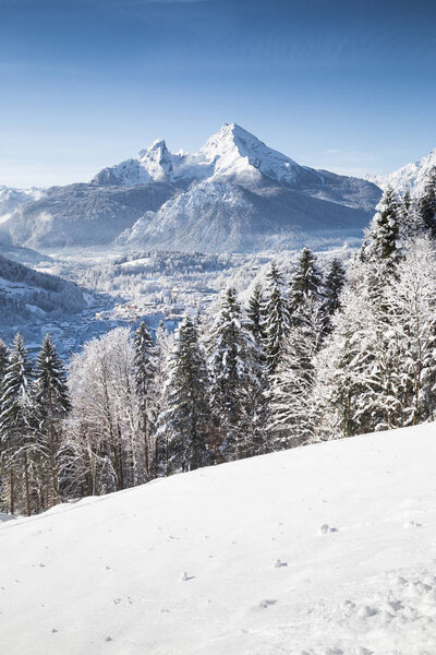 Зимняя страна чудес с Вацманом и городом Берхтесгаден в Баварии, Германия
