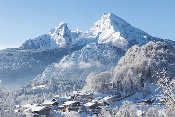 Město Berchtesgaden s Watzmann v zimě, Bavorsko, Německo — Stock fotografie