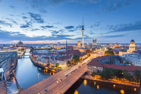 Horizonte de Berlín con el río Spree por la noche, Alemania — Foto de Stock