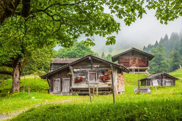 Geleneksel dağ chalets Alpleri'nde — Stok fotoğraf