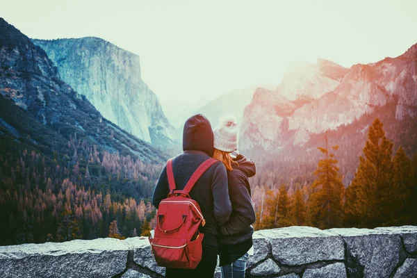 Unga älskare står tillsammans medan du njuter av berömda Tunnel View i Yosemite National Park, Kalifornien Usa — Stockfoto