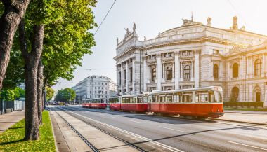 Wiener Ringstrasse Burgtheater ve tramvay gündoğumu, Viyana, Avusturya