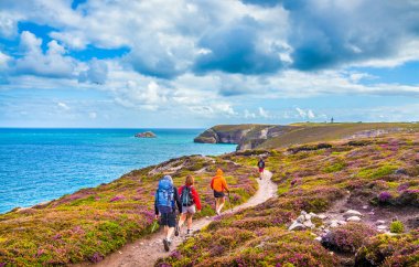 Turistler Fransa Bretagne, Cap Frehel Yarımadası kıyılarında hiking
