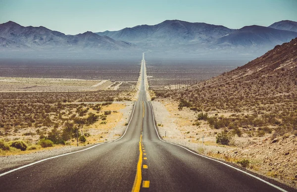 Eindeloze, rechte weg in het Amerikaanse Southwest, Verenigde Staten — Stockfoto