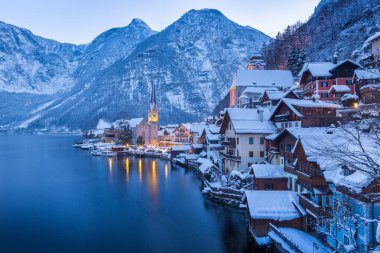 Klasik görünüm ile gemi kış alacakaranlık, Salzkammergut, Avusturya Hallstatt