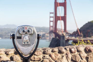 Golden Gate Köprüsü dürbünle arka planda, San Francisco, Kaliforniya, ABD