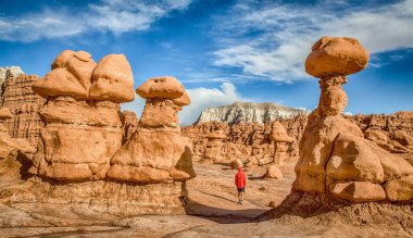 Goblin Vadisi Eyalet Parkı 'ndaki yürüyüşçü, Utah, ABD