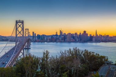 San Francisco manzarası ile Oakland Körfezi Köprüsü alacakaranlık, California, ABD