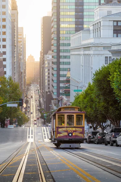 Historická lanovka San Francisco na slavné ulici Kalifornie v sunrise, Kalifornie, Usa — Stock fotografie