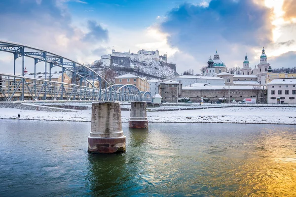 Oude stad van Salzburg met de Salzach rivier bij zonsondergang in de winter, Oostenrijk — Stockfoto