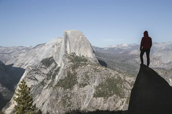 Senderista en el Parque Nacional Yosemite, California, EE.UU. — Foto de Stock