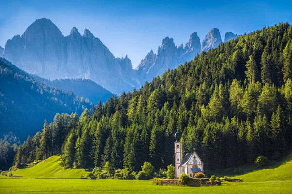 Kirche St. Johann von Nepomuk mit Geißelgruppe in den Dolomiten, Südtirol, Italien — Stockfoto