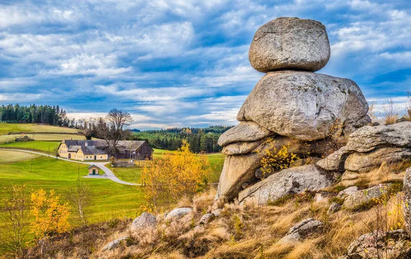 Paysage Waldviertel avec des célèbres pierres à bascule Wackelsteine, Basse-Autriche, Autriche — Photo