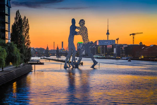 Berlin skyline avec Molecule Man sculpture dans la rivière Spree au coucher du soleil — Photo