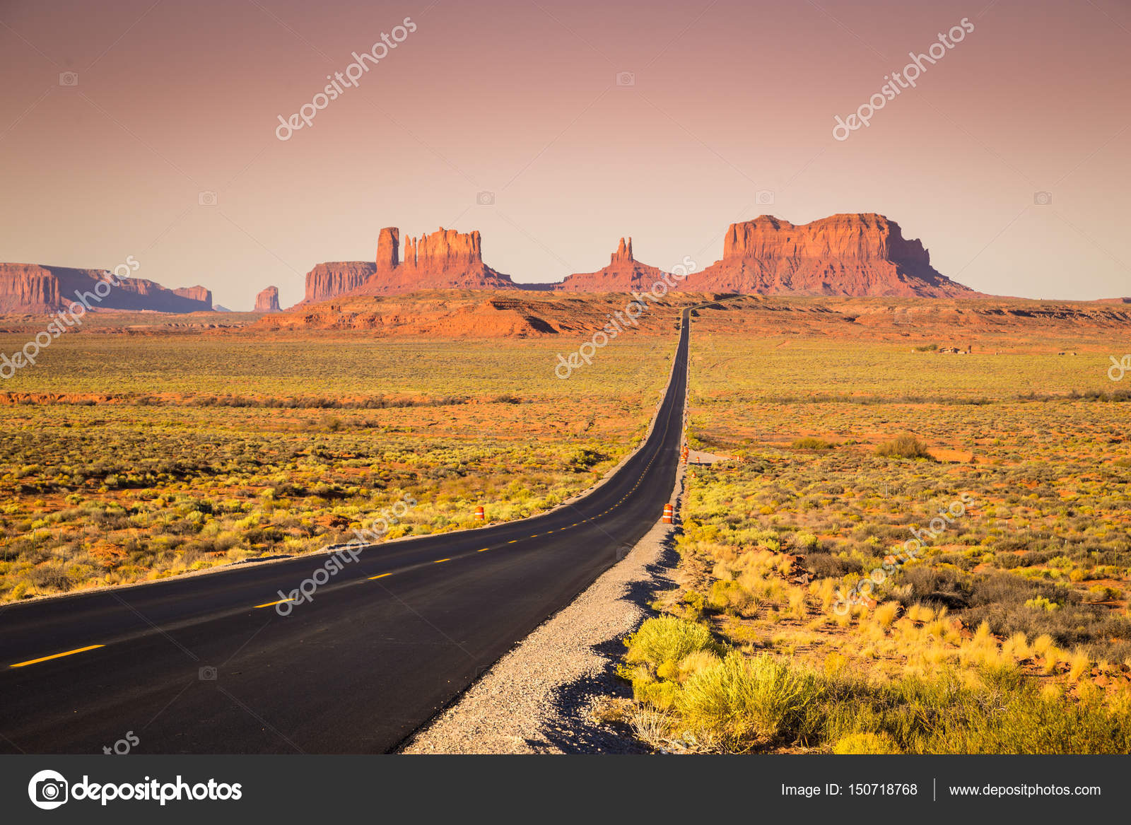 Monument Valley with U.S. Highway 163 at sunset, Utah, USA — Stock Photo © pandionhiatus3 150718768
