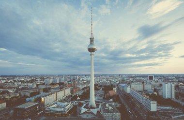 Berlin siluetinin panorama gece Alexanderplatz adlı Tv Kulesi