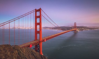 Golden Gate Köprüsü alacakaranlık, San Francisco, Kaliforniya, ABD