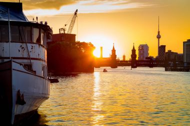 Berlin siluetinin Spree Nehri gün batımında, Almanya eski gemi kazasında ile