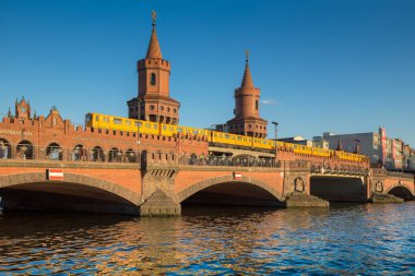 Oberbaum Köprüsü ile Spree Nehri gün batımında, Berlin, Almanya