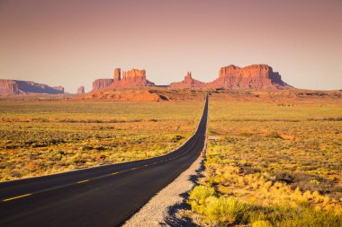Monument Valley US Highway 163, günbatımı, Utah, ABD ile