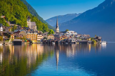 Klasik görünüm, gündoğumu, Salzkammergut, Avusturya Hallstatt