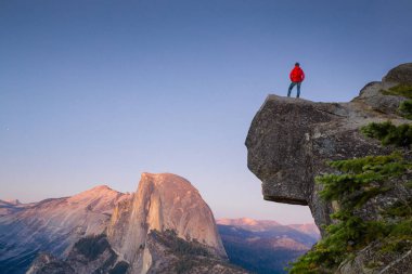 Uzun yürüyüşe çıkan kimse Yosemite Milli Parkı, Kaliforniya, ABD