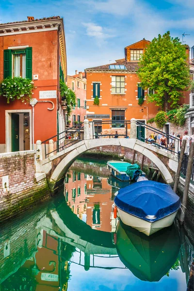 Bela cena com casas coloridas e barcos em um pequeno canal em Veneza, Itália — Fotografia de Stock