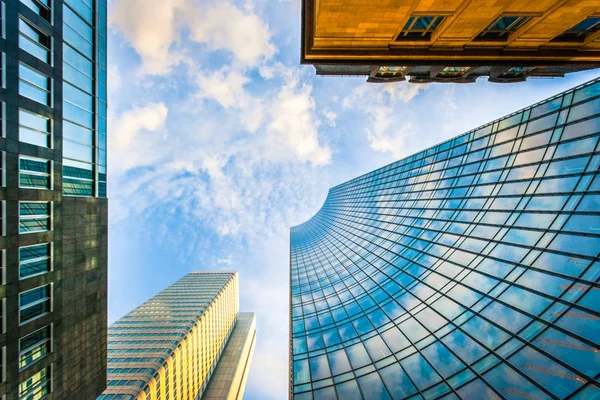 Rascacielos modernos en el distrito de negocios al atardecer — Foto de Stock