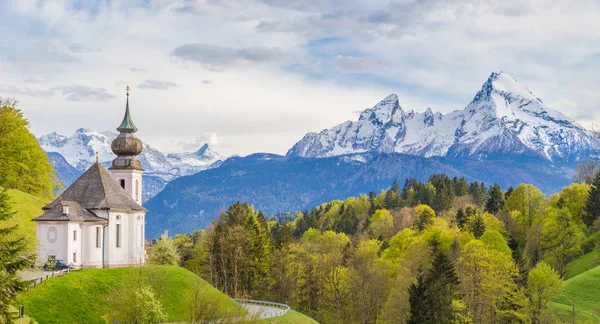 Poutní kostel Maria Gern s horou Watzmann v jarní, Bavorsko, Německo — Stock fotografie