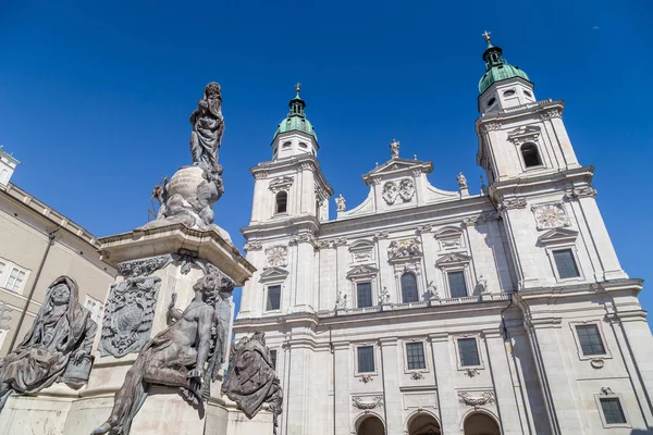 Catedral de Salzburgo na praça da cidade de Domplatz no verão, Salzburgo, Áustria — Fotografia de Stock