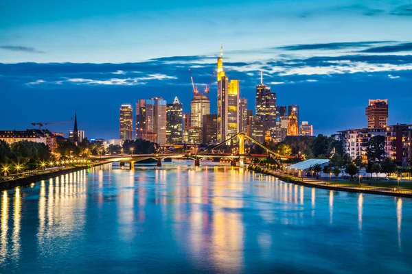 Vacker utsikt över Frankfurts skyline i skymningen, Tyskland — Stockfoto