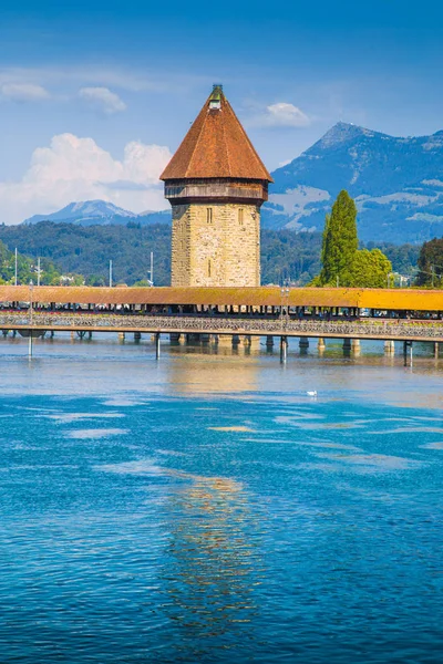 Jembatan Kapel Terkenal dengan menara air, Lucerne, Swiss — Stok Foto