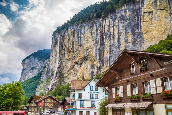 Historisk stad av Lauterbrunnen med berömda Staubbach faller på sommaren, Schweiz — Stockfoto
