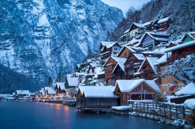 Mistik alacakaranlık kışın, Salzkammergut, Avusturya Hallstatt