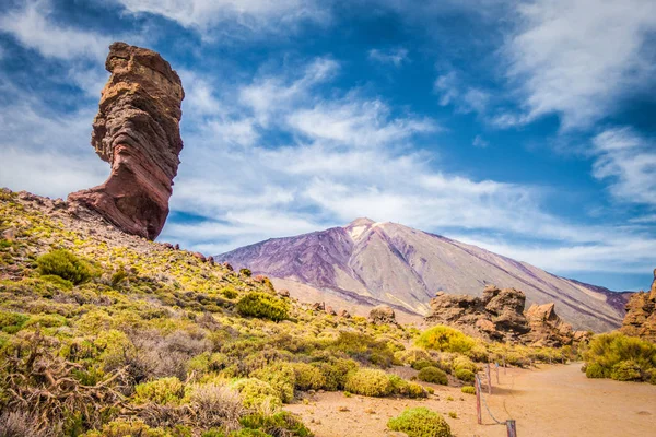 Pico del Teide con la famosa formazione rocciosa Roque Cinchado, Tenerife, Isole Canarie, Spagna — Foto Stock