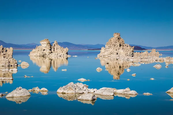 Formaciones de toba en Mono Lake, California, EE.UU. — Foto de Stock
