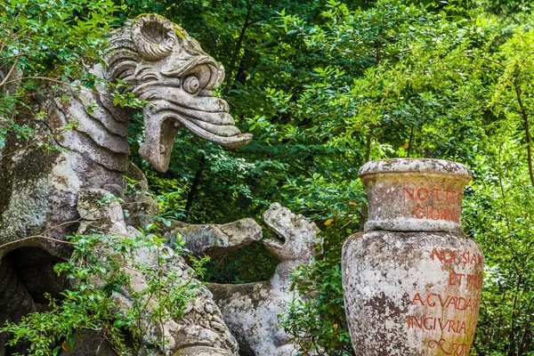 Parque de los Monstruos en Bomarzo, provincia de Viterbi, Lacio, Italia — Foto de Stock