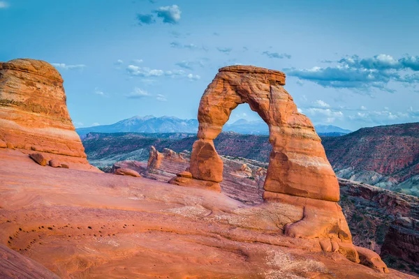 Klasszikus kilátás-ból híres finom Arch-naplemente, Utah, Amerikai Egyesült Államok — Stock Fotó