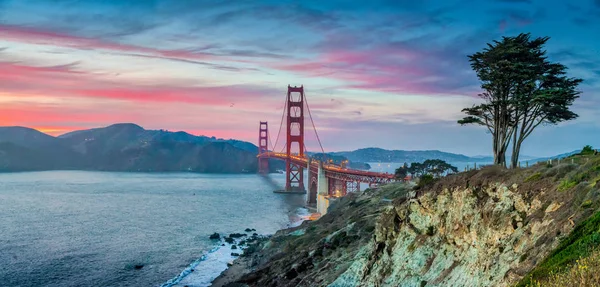 Puente de puerta de oro al atardecer, san francisco, california, EE.UU. — Foto de Stock