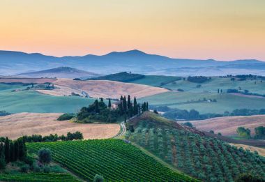 Doğal Tuscany manzaraya gündoğumu, Val d'Orcia, İtalya