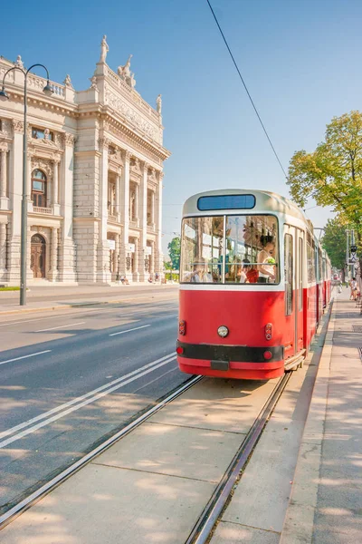 Wiener Burgtheater com bonde tradicional, Viena, Áustria — Fotografia de Stock