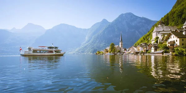 Vista clásica de Hallstatt con barco de pasajeros tradicional en verano, Austria —  Fotos de Stock