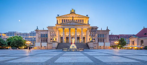 Berlin Concert Hall, a Gendarmenmarkt tér panoráma: alkonyat, Berlin Mitte, Németország — Stock Fotó
